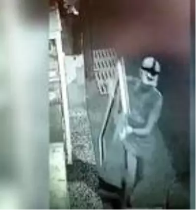 Ekmek dolabının kapaklarını çalan şüpheliler kameradan yakalandı