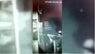 Hatay'da marketteki ekmek dolabının kapaklarını çalan 2 kişi tutuklandı