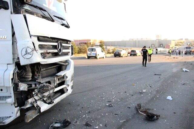 İşçileri taşıyan servis otobüsü, tırla çarpıştı: 17 kişi yaralandı