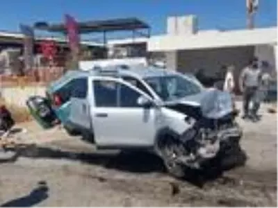 İzmir'de otomobil ile hafif ticari araç çarpıştı: 1'i ağır 3 yaralı İzmir'de otomobil ile hafif ticari araç çarpıştı: 1'i ağır 3 yaralı