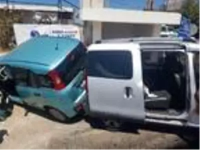 İzmir'de otomobil ile hafif ticari araç çarpıştı: 1'i ağır 3 yaralı İzmir'de otomobil ile hafif ticari araç çarpıştı: 1'i ağır 3 yaralı