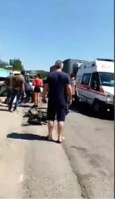 İzmir'de otomobil ile hafif ticari araç çarpıştı: 1'i ağır 3 yaralı İzmir'de otomobil ile hafif ticari araç çarpıştı: 1'i ağır 3 yaralı