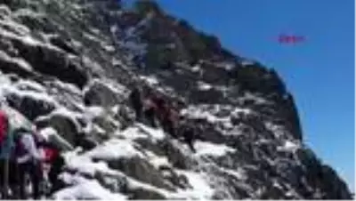 Kaçkar Dağı'nın zirvesine Türk bayrağı astılar Kaçkar Dağı'nın zirvesine Türk bayrağı astılar