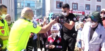 Kanser hastası Uras'a KANSERDER ve yunus polislerden konvoylu sürpriz doğum günü