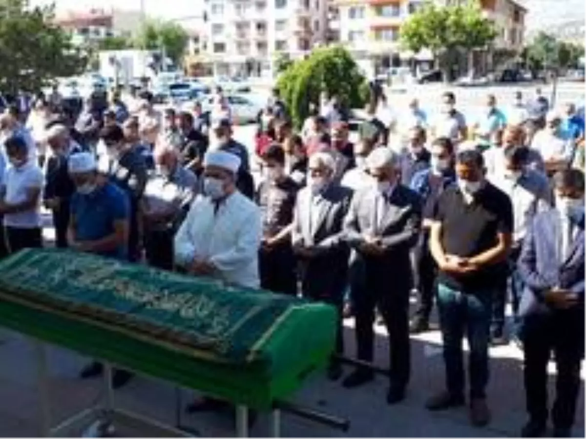 Kendini yakan seyyar satıcı toprağa verildi