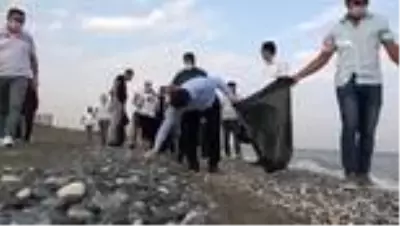 Kumsal temizliği yapanlara deniz kaplumbağası sürprizi Kumsal temizliği yapanlara deniz kaplumbağası sürprizi