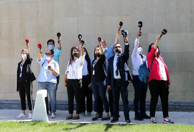 Muhabirler, Cumhurbaşkanı Erdoğan'ın sesini daha iyi alabilmek için kollarını dakikalarca havada tuttu