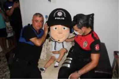 Polisten korkan çocuğa polisten doğum günü sürprizi