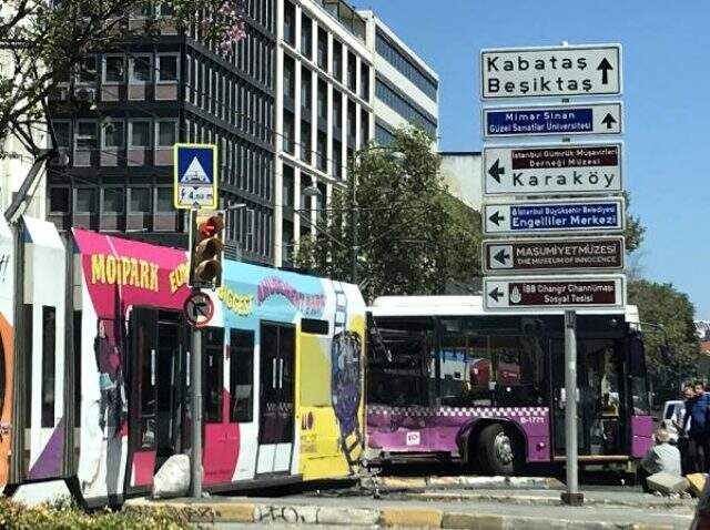 Son Dakika: İstanbul'da tramvay, özel halk otobüsüne çarptı