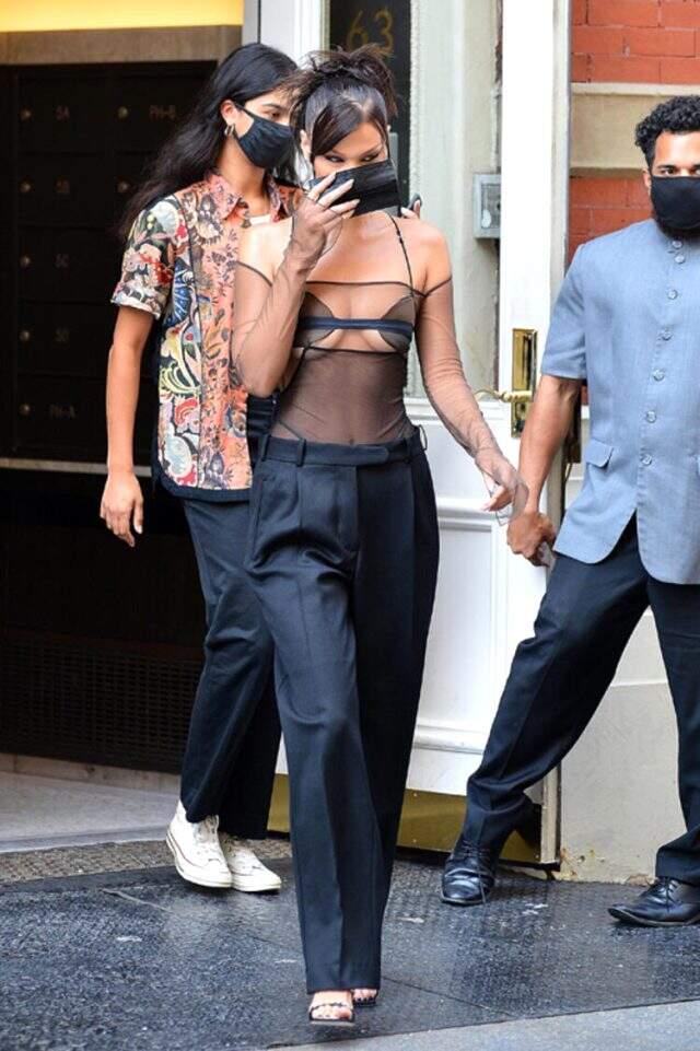 ABD'li model Bella Hadid, göğüs dekolteli şeffaf bluzuyla dikkat çekti