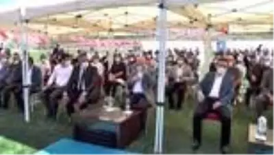 AK Parti ilçe kongresi pandemi nedeniyle halı sahada yapıldı AK Parti ilçe kongresi pandemi nedeniyle halı sahada yapıldı
