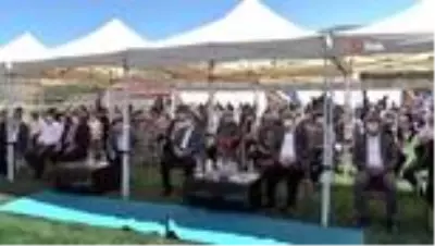AK Parti ilçe kongresi pandemi nedeniyle halı sahada yapıldı