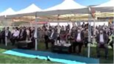 AK Parti ilçe kongresi pandemi nedeniyle halı sahada yapıldı