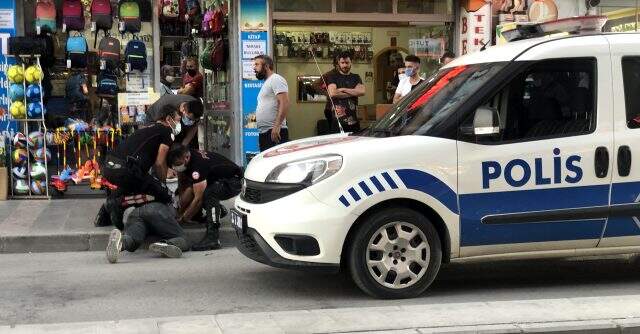 Alkollü sürücü, aracını yol ortasında bırakıp polisten kaçmaya çalıştı