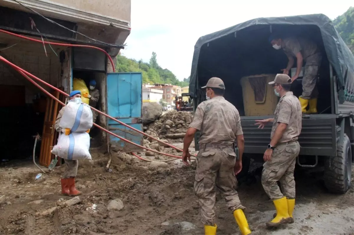 Giresun�da selzedelerin ev eşyaları askeri araçlarla taşınıyor Giresun