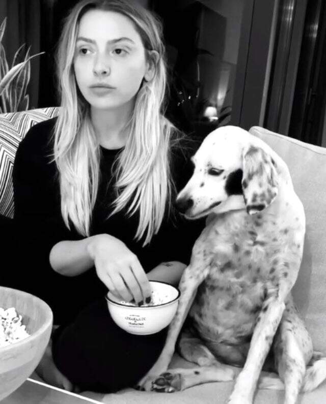 Hadise sevgilisinin köpeği Benek ile mısır keyfi yaptı