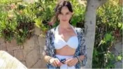 Hande Ataizi'den 'Ünlü olmak için senin gibi soyunmak mı lazım' diyen takipçisine cevap Hande Ataizi'den 'Ünlü olmak için senin gibi soyunmak mı lazım' diyen takipçisine cevap