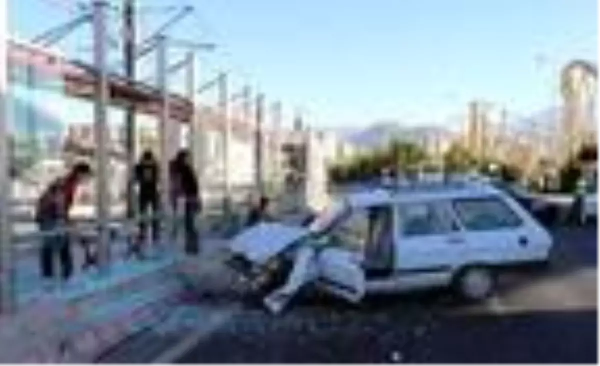 İki otomobilin çarpıştı, durakta tramvay bekleyen kadın yaralandı