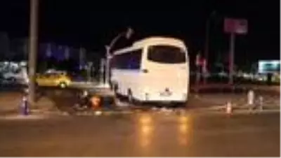 İzmir'de minibüse çarpan motosikletin sürücüsü öldü İzmir'de minibüse çarpan motosikletin sürücüsü öldü