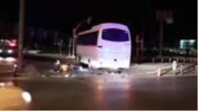 İzmir'de minibüse çarpan motosikletin sürücüsü öldü İzmir'de minibüse çarpan motosikletin sürücüsü öldü
