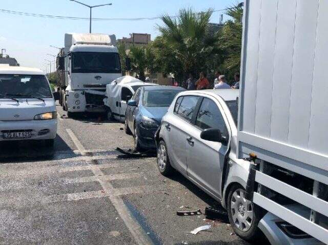Manisa'daki zincirleme trafik kazasında 5 kişi yaralandı