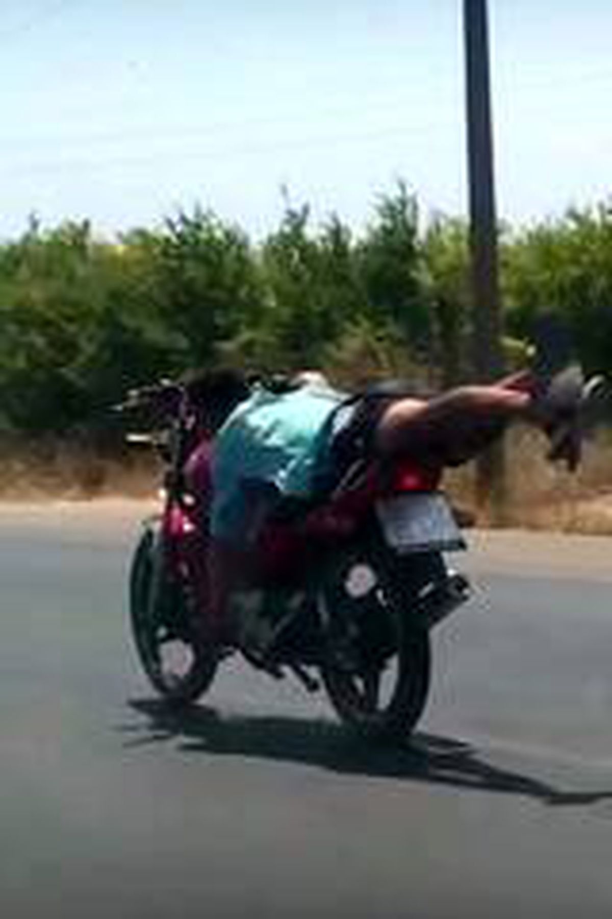Motosiklet üzerindeki akrobatik hareketler yapan sürücüyü emniyet affetmedi