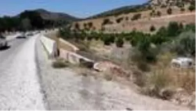 Otomobil alt geçide düştü: 1 ölü, 2 yaralı Otomobil alt geçide düştü: 1 ölü, 2 yaralı