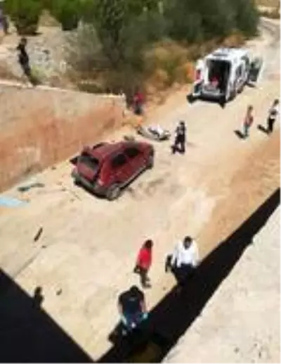 Otomobil köprüden alt geçide uçtu: 1 ölü, 2 yaralı Otomobil köprüden alt geçide uçtu: 1 ölü, 2 yaralı