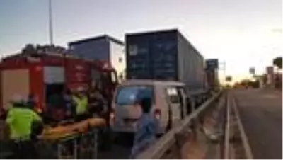 Park halindeki tıra çarpan hafif ticari araç sürücüsü yaralandı Park halindeki tıra çarpan hafif ticari araç sürücüsü yaralandı
