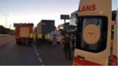 Park halindeki tıra çarpan hafif ticari araç sürücüsü yaralandı Park halindeki tıra çarpan hafif ticari araç sürücüsü yaralandı