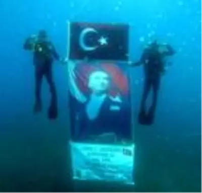 Son dakika haberi! SAK timinden 30 Ağustos dalışı; su altında bayrak ve Atatrük posteri açtılar