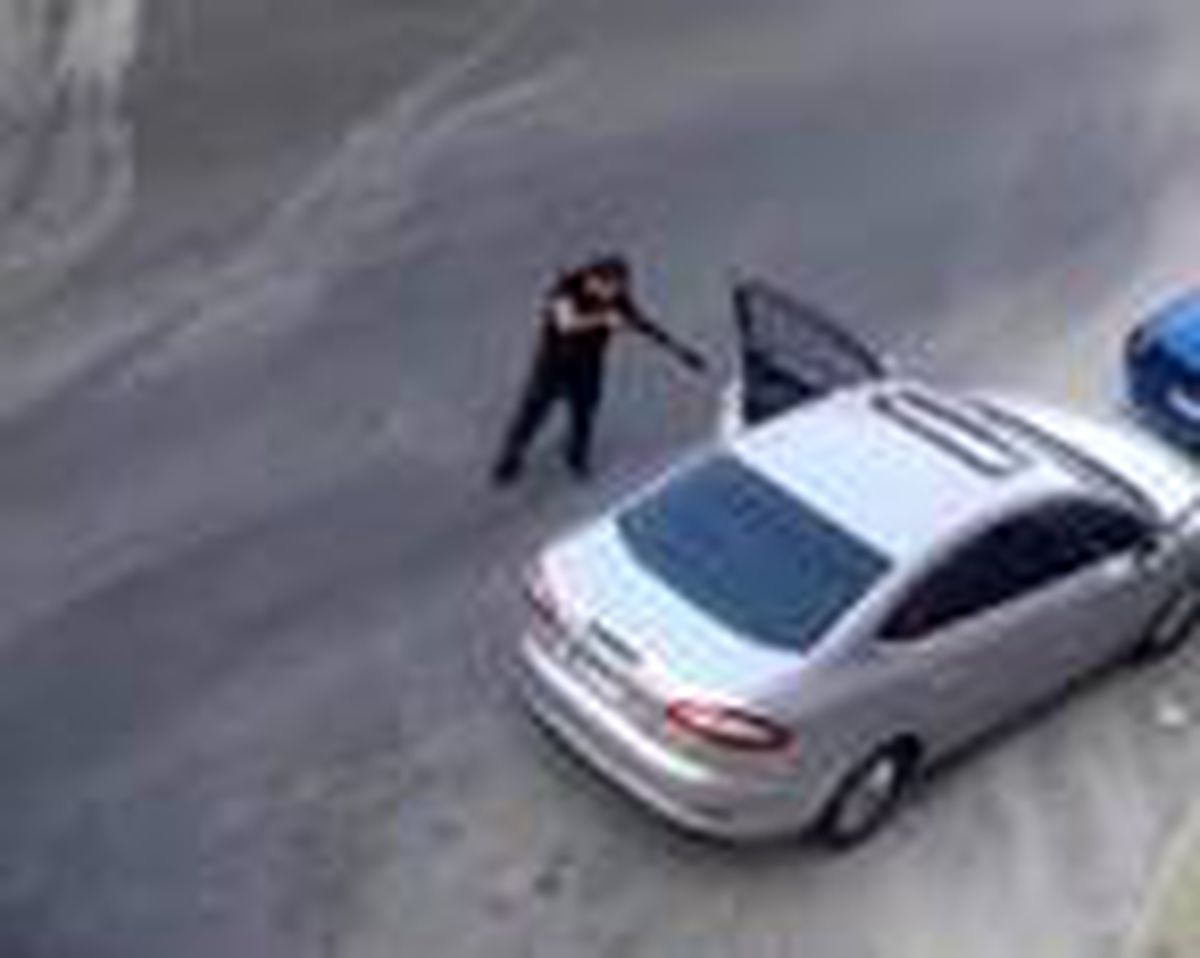 Pompalı saldırgan, trafik ışıklarda bekleyen kişiyi vurup kaçtı! Saldırı anı kamerada