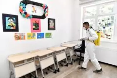 Yüz yüze eğitim öncesi Mamak'taki okullar dezenfekte ediliyor Yüz yüze eğitim öncesi Mamak'taki okullar dezenfekte ediliyor