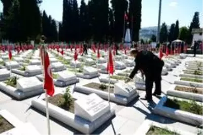 30 Ağustos Zafer Bayramı'nın 98. yıl dönümü Trabzon'da törenlerle kutlandı 30 Ağustos Zafer Bayramı'nın 98. yıl dönümü Trabzon'da törenlerle kutlandı