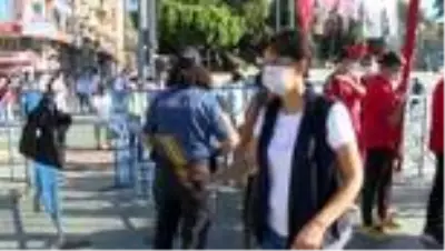 Antalya'da 30 Ağustos kutlandı, alternatif törende sosyal mesafe unutuldu Antalya'da 30 Ağustos kutlandı, alternatif törende sosyal mesafe unutuldu