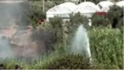 Antalya'da, seralara yakın otluk alanda yangın Antalya'da, seralara yakın otluk alanda yangın