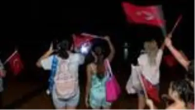 ANTALYA Dünyaca ünlü sahilde su perdesine zafer coşkusu yansıtıldı ANTALYA Dünyaca ünlü sahilde su perdesine zafer coşkusu yansıtıldı