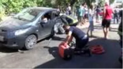 Aracına sıkışan kazazedeyi telefonla çekme yarışına giren vatandaşlar tepki çekti