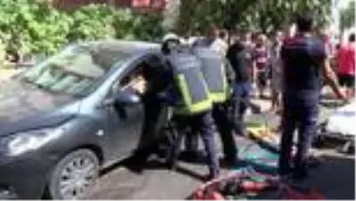 Aracına sıkışan kazazedeyi telefonla çekme yarışına giren vatandaşlar tepki çekti