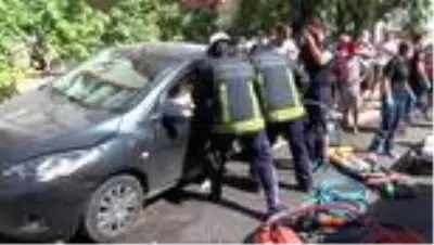 Aracına sıkışan kazazedeyi telefonla çekme yarışına giren vatandaşlar tepki çekti