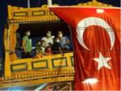 Ayvalık'ta Zafer Bayramı denizde coşkuyla kutlandı Ayvalık'ta Zafer Bayramı denizde coşkuyla kutlandı