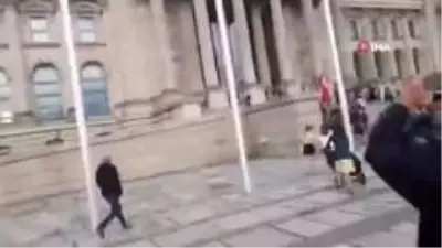 Berlin'deki mitingde protestocular meclise girmek istedi Berlin'deki mitingde protestocular meclise girmek istedi