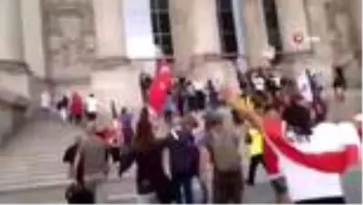 Berlin'deki mitingde protestocular meclise girmek istedi Berlin'deki mitingde protestocular meclise girmek istedi