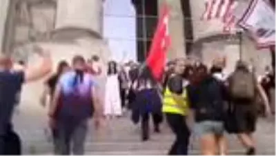 - Berlin'deki mitingde protestocular meclise girmek istedi - Berlin'deki mitingde protestocular meclise girmek istedi