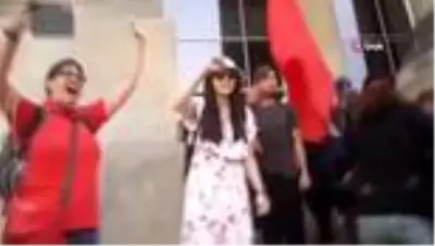 - Berlin'deki mitingde protestocular meclise girmek istedi - Berlin'deki mitingde protestocular meclise girmek istedi