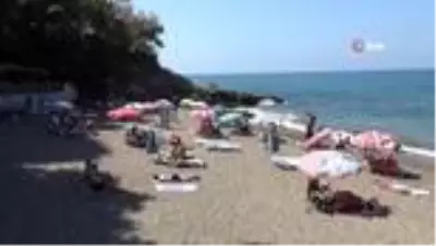 Günübirlik tatilciler deniz ve sahilin tadını doyasıya çıkarttı Günübirlik tatilciler deniz ve sahilin tadını doyasıya çıkarttı