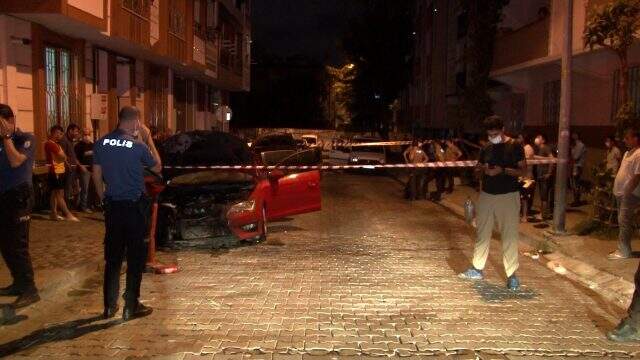 İstanbul'da gece yarısı 2 otomobil alev alev yandı