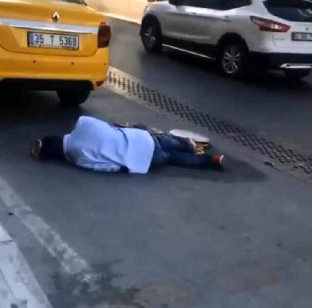 İstanbul'dan sonra İzmir'de de görüldüler! Bayılma numarası yapan simitçi kılığındaki dolandırıcılara vatandaştan tepki yağdı