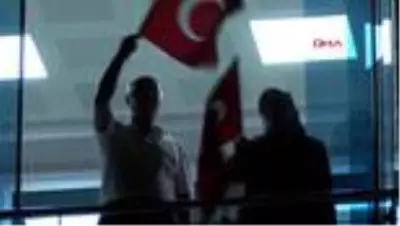 İZMİR Vali Köşger, balkonlarında İstiklal Marşı okuyan İzmirlileri eşlik etti İZMİR Vali Köşger, balkonlarında İstiklal Marşı okuyan İzmirlileri eşlik etti