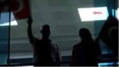 İZMİR Vali Köşger, balkonlarında İstiklal Marşı okuyan İzmirlileri eşlik etti İZMİR Vali Köşger, balkonlarında İstiklal Marşı okuyan İzmirlileri eşlik etti